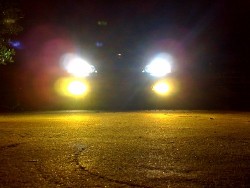 луч света противотуманных фар